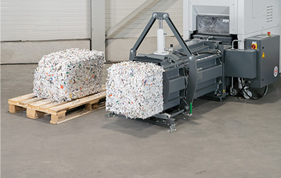 Papierschnipsel zu Ballen gepresst