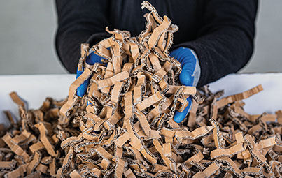 Präsentation von typischen Kartonchips hergestellt mit dem HSM ProfiPack ecoChip