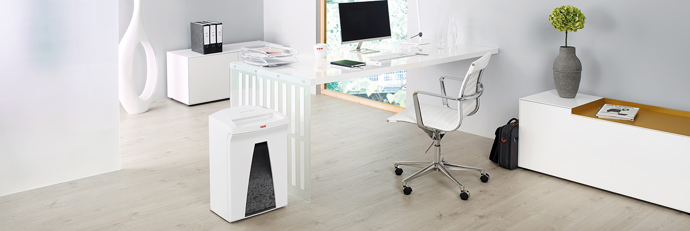 Büro mit kompakten HSM SECURIO Aktenvernichter neben dem Arbeitsplatz