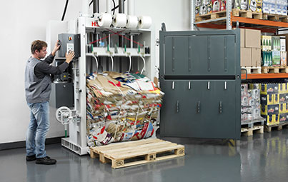 Kompakte Vertikalballenpresse HSM V-Press 860 in Benutzung - Auswerfen des fertigen Kartonballens