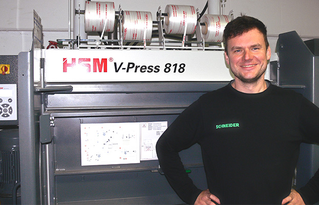 Roland Kalisch vor einer HSM V-Press