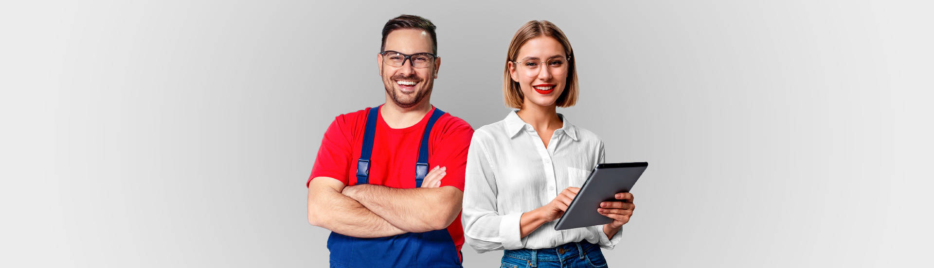 Mann in Latzhose und Frau in Bluse mit Tablet