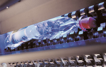 PET-Flasche wird zerdrückt