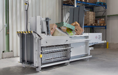 Horizontalballenpresse HSM HL 1615 befüllt mit Kartons