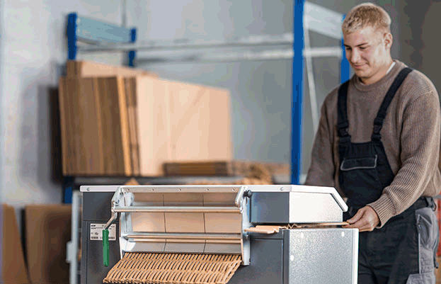 Anwendungsbeispiel HSM ProfiPack P425 mit Darstellung Materialausgabe Matte und gestauchtem Material