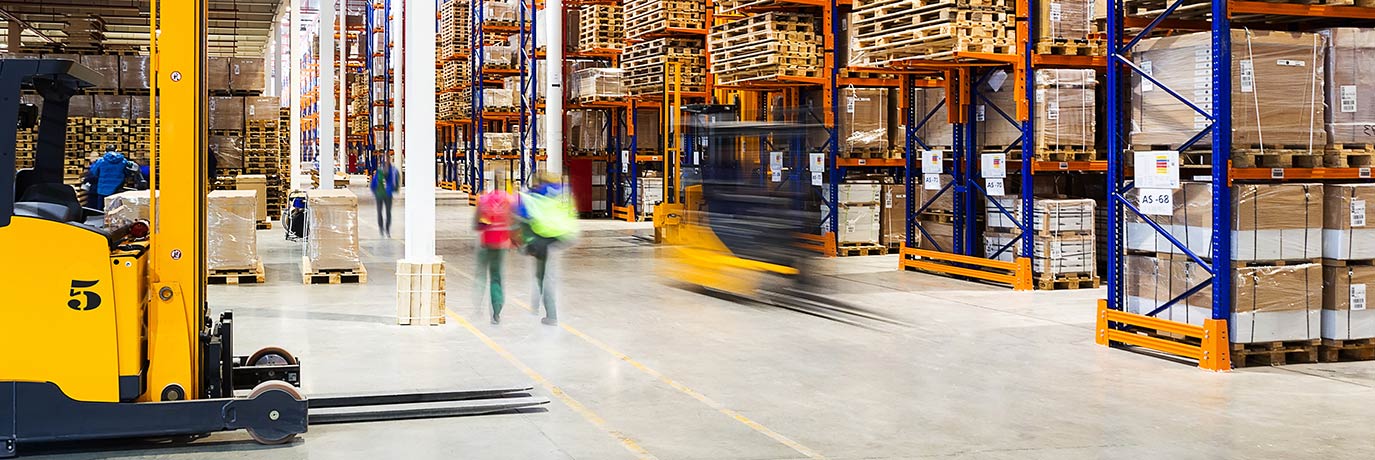 Hochregallager mit fahrendem Gabelstapler