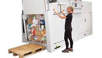 Ballenauswurf über sichere Zweihandbedienung bei der Horizontalballenpresse HSM HL 7009