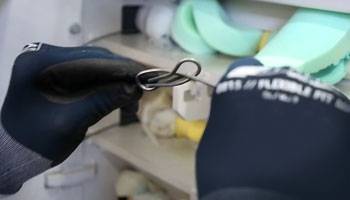 Zeitsparende Umreifung mittel Quicklink-Draht - Operator hakt die vorgebogenen Enden des Drahtes ineinander ein