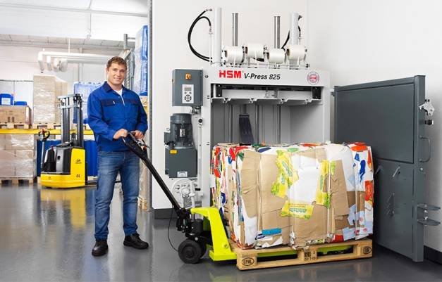 Ballenpresse im Lager