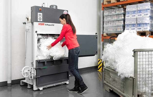 Frau verpresst Folie