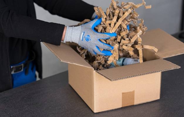 Verapcken mit Verpackungschips aus Karton