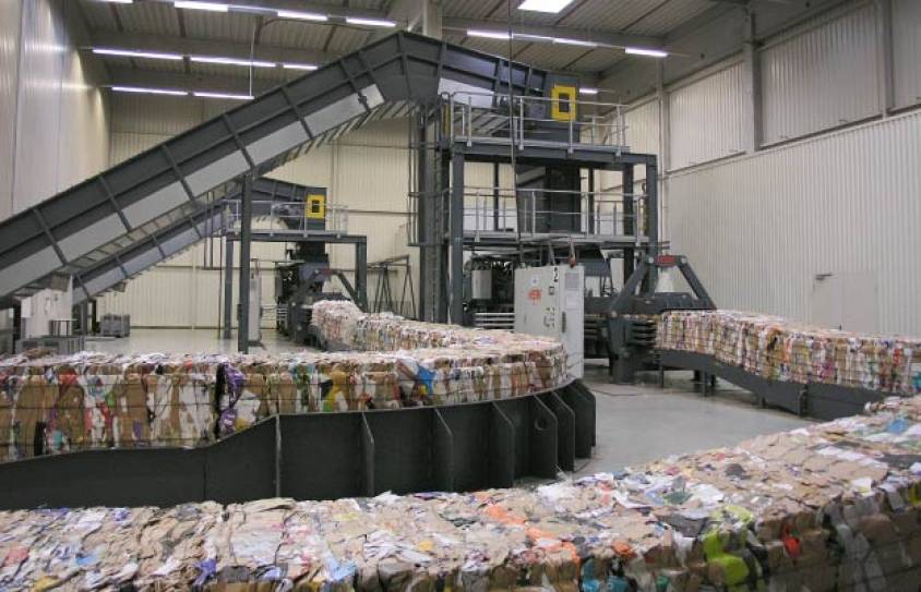 Zwei Kanalballenpressen HSM VK 88 verpressen Grünen Sack Müll (DSD-Ware)